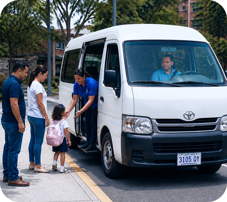 Estudiantes uniformados en su trayecto en la microbús escolar